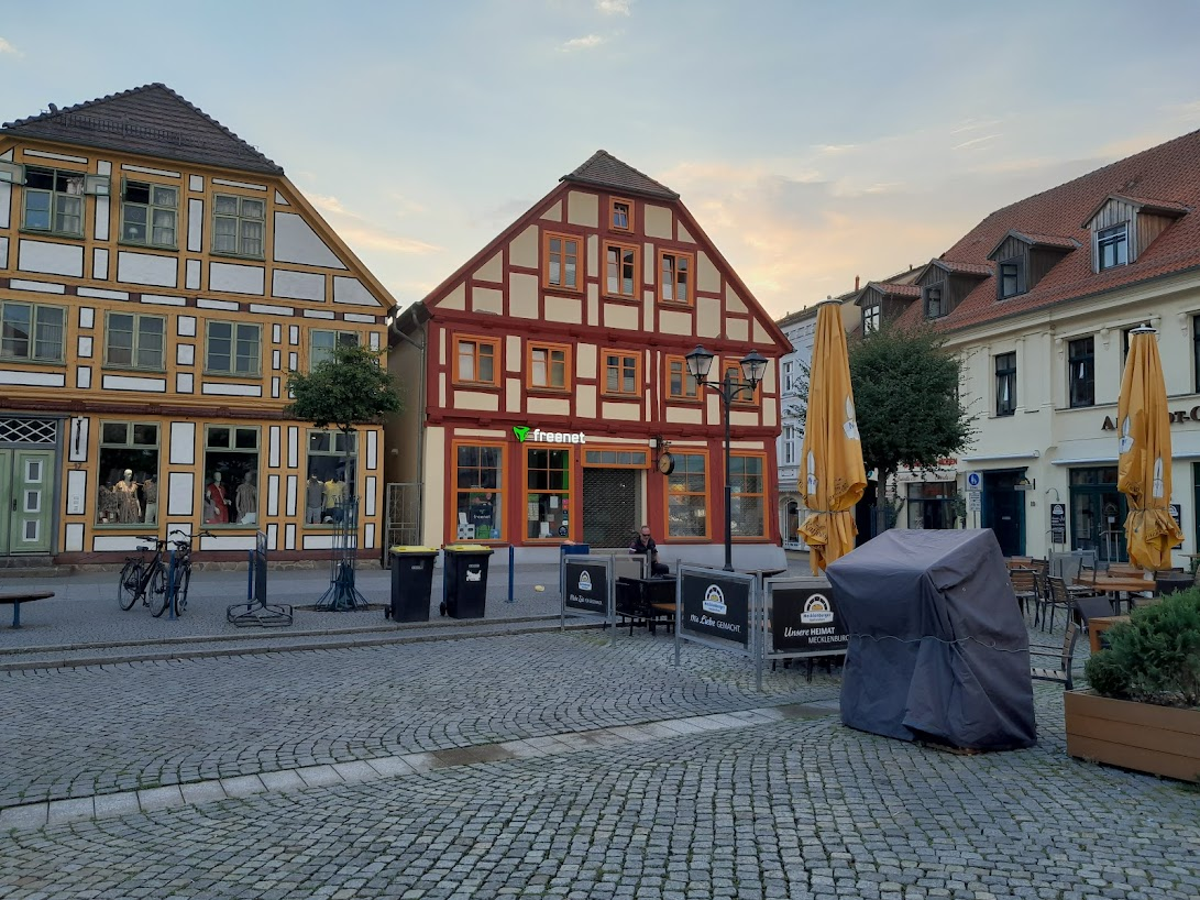 I can just imagine city planers trying to explain why they should add a
highway through here