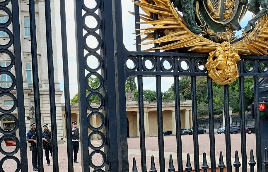 The few guards with the funny hats were so far away I couldn’t even
attempt my comedy routine on them. (Again, in retrospect that was
probably a good thing.)