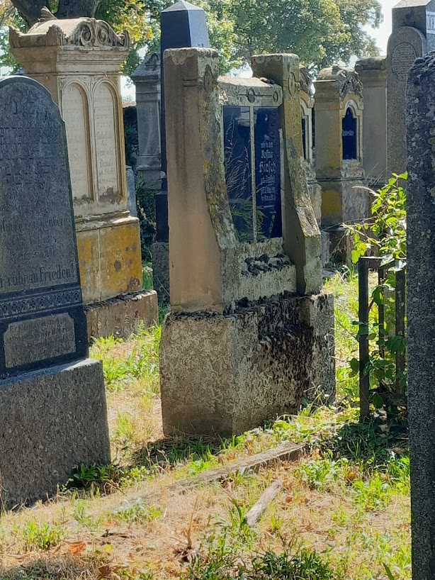 In Alsheim. The husband died and was buried in the 20s, his wife
presumably died between 1940-1945 and was not buried.